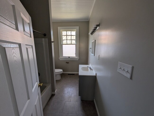 Building Photo - Spacious 3/4 Bedroom