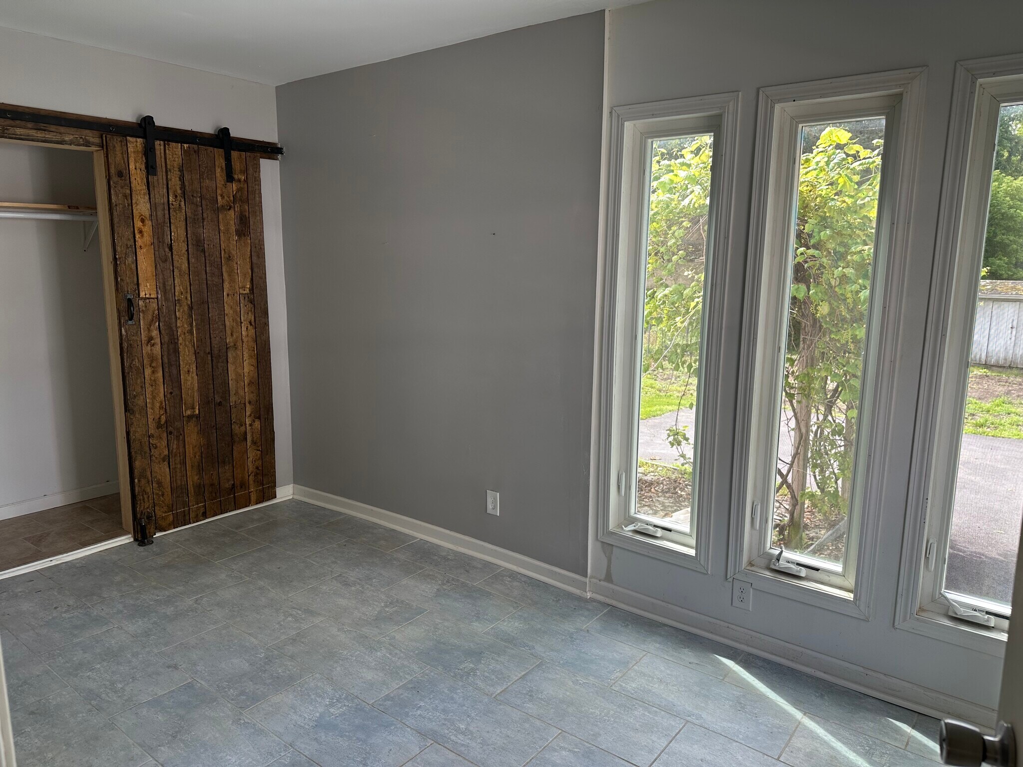 Building Photo - 31 Dix Ave