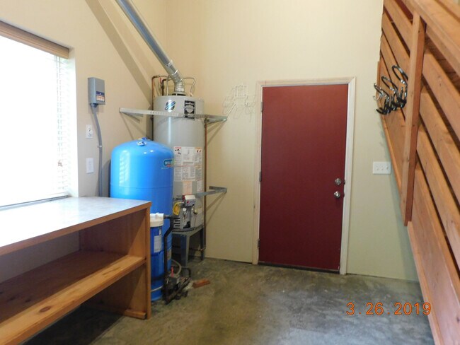 Building Photo - Gated 1 Bedroom Apartment