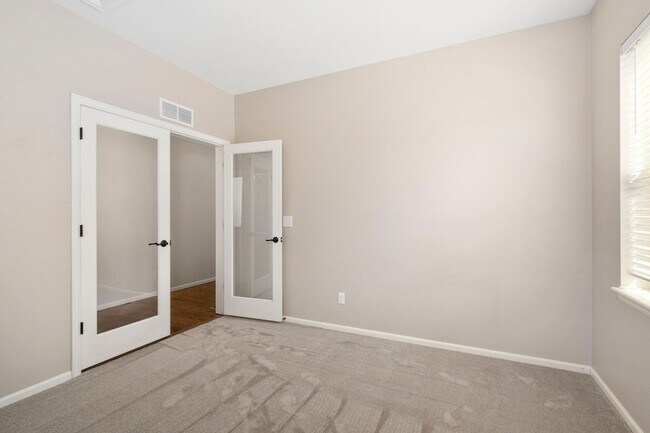 Building Photo - 4-Bed 3-Bed House