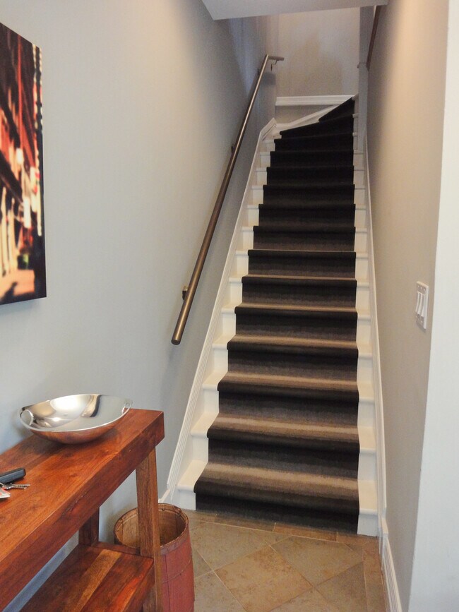 Building Photo - 1918 W Melrose St