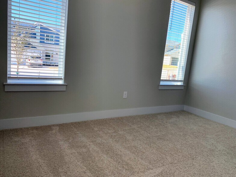 Building Photo - 10717 Charger Wy