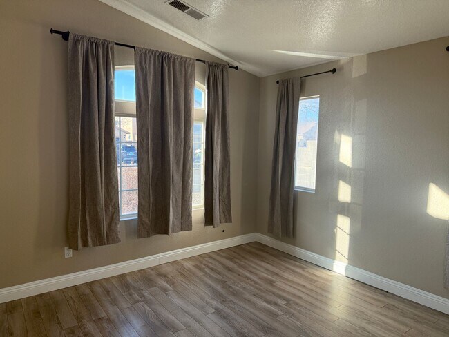 Building Photo - Great Area, 3 Bedroom, 2 Bath with major kitchen appliances.