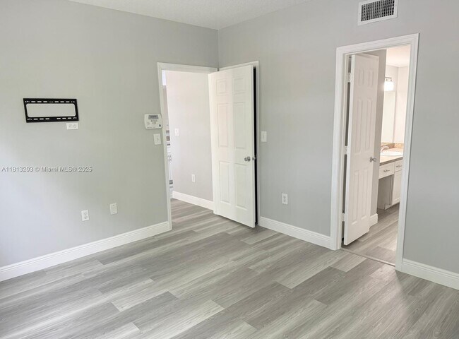 Building Photo - 100 SW 117th Terrace