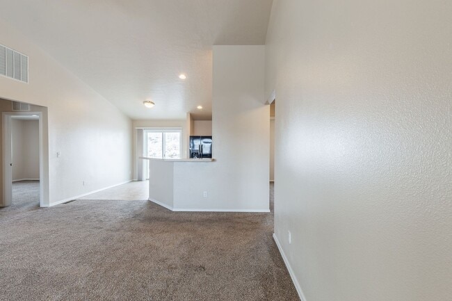 Building Photo - 3 bed 2 bath home