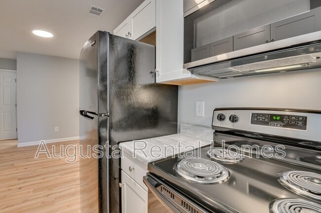 Building Photo - 328 Old Plantation Rd