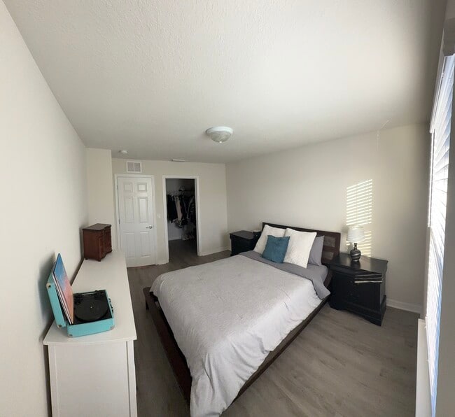 Building Photo - 9208 Hillcroft Dr