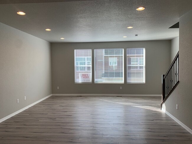 Building Photo - 3 BEDROOM TOWNHOME LOCATED in the The Town...