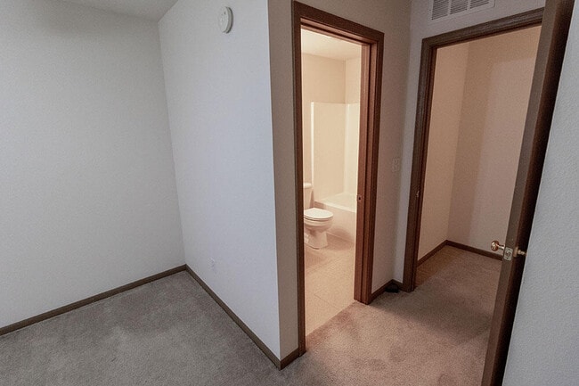 Building Photo - 5000 Derby Ridge Dr