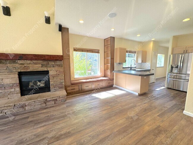 Building Photo - 4 BR Home in SE Bend with Canal Trail Access, Fenced Yard & Greenhouse