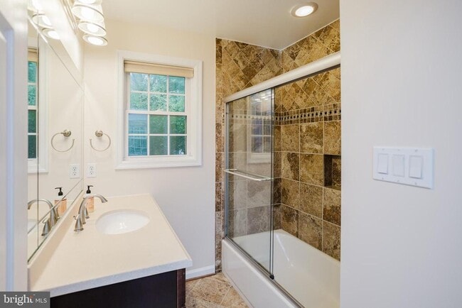 Building Photo - 2177 Chain Bridge Rd