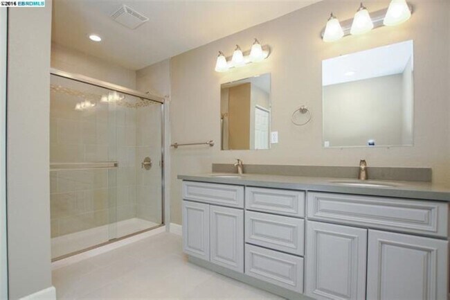 Building Photo - 1345 Shell Ct