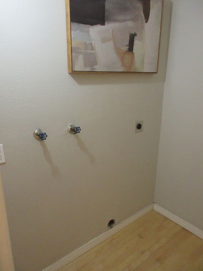 Building Photo - Beautiful Three Bedroom in the Hills of South Salem