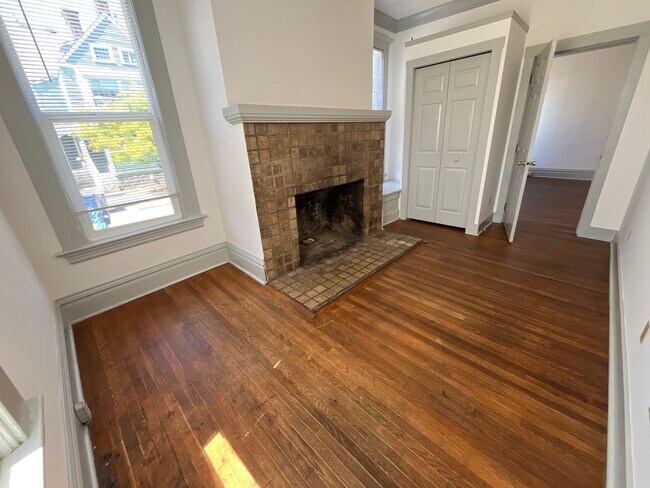Building Photo - 511 E Chestnut St