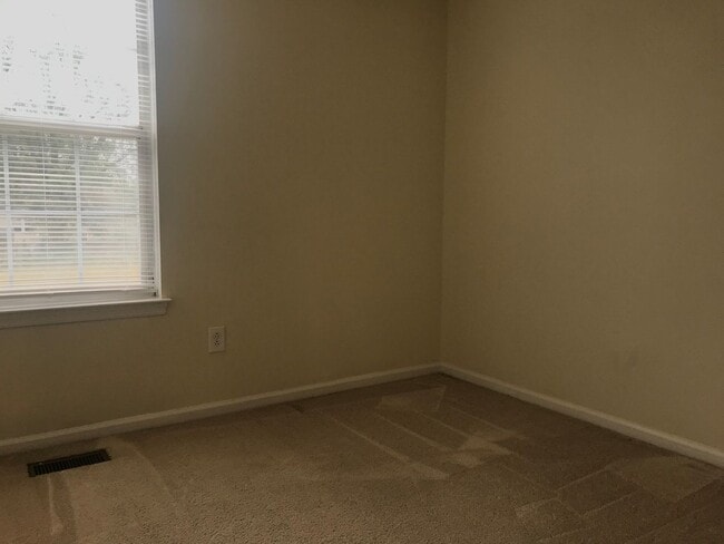 Building Photo - End Unit Townhouse in Virginia Beach