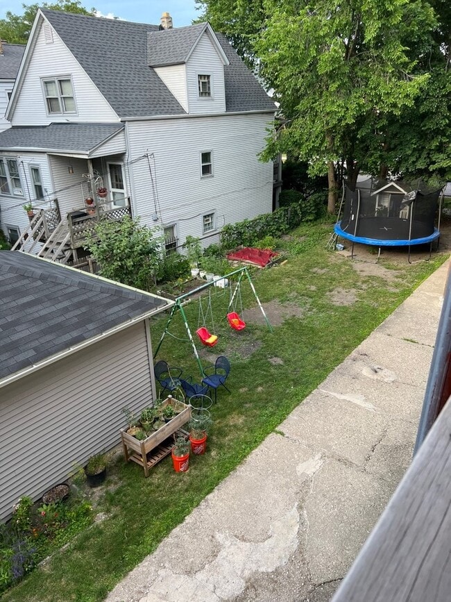 Building Photo - 3840 W Roscoe St