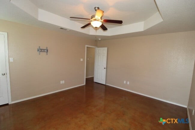 Building Photo - 401 Rainbow Court