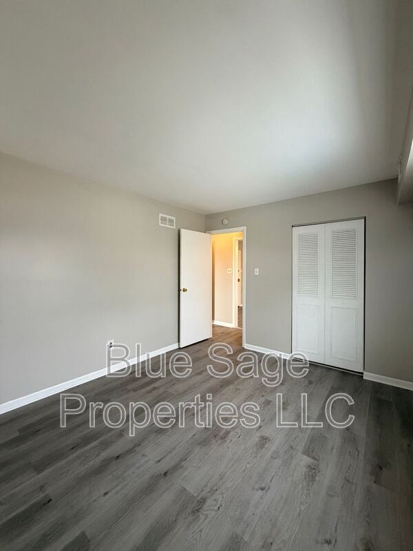 Building Photo - 727 Clifton Ave