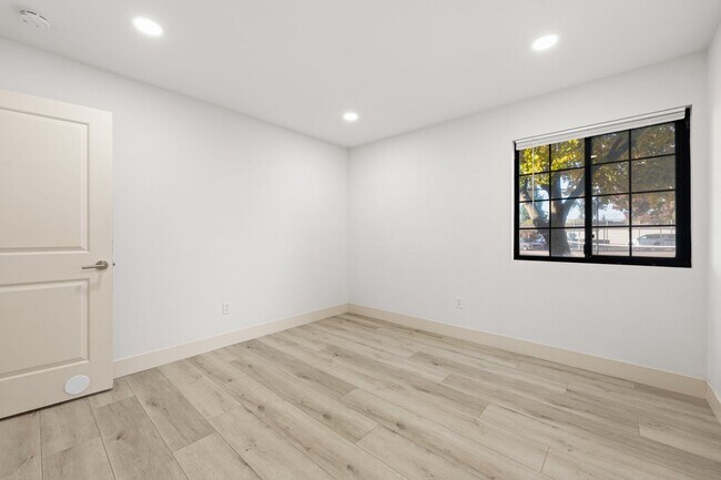 Building Photo - "Spacious 3-Bed Condo with 2 Baths in Citr...
