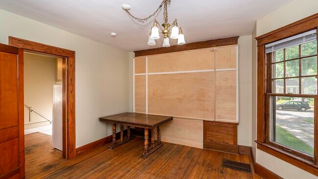 Building Photo - 823 Dewey Ave