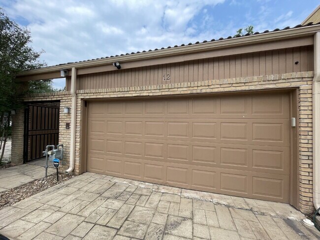 Building Photo - Live in the city of Panorama Village & enjoy all it has to offer: 27-hole golf course, 3 city par...