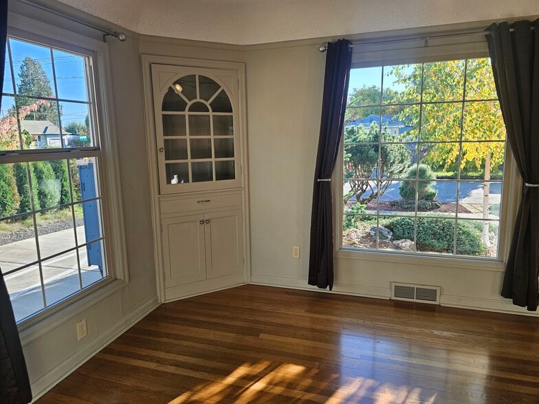 Building Photo - 6613 N Amherst St