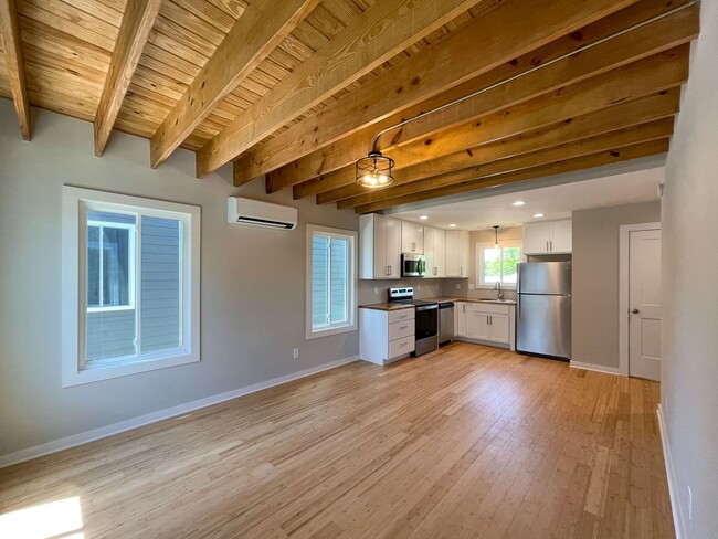 Building Photo - Beautiful Compact Cottage in South Asheville
