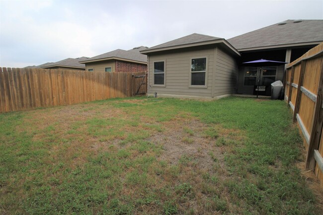 Building Photo - 3/2/2 duplex close to Historic Gruene, Cre...