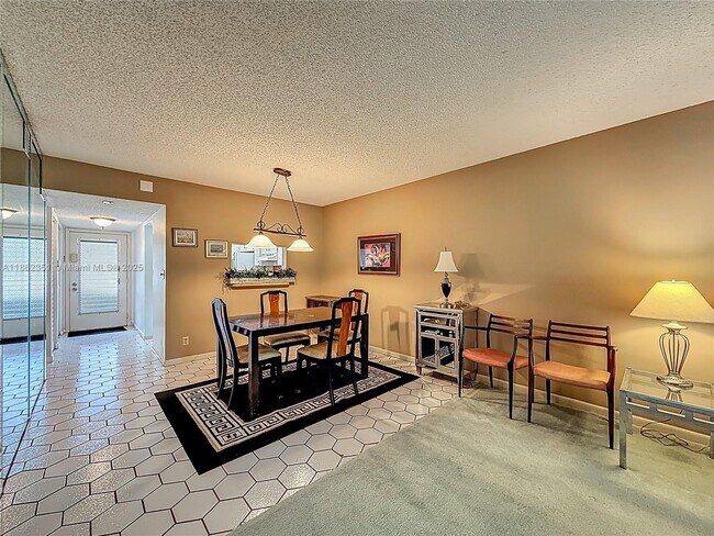Building Photo - 3501 Inverrary Dr