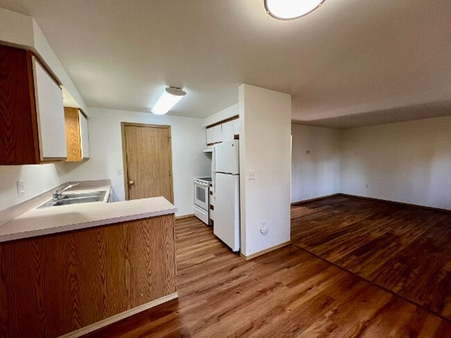 Building Photo - PENDING APPLICATION; 3BD Townhome