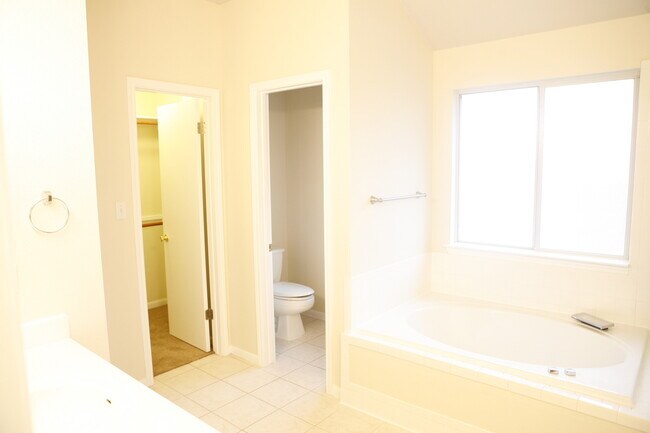 Building Photo - Fabulous 3/2.5   Home in Circle C - Great Views, Yard, Beautiful Home!