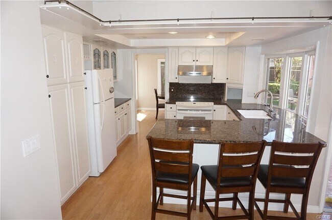 Building Photo - 12 Holly St