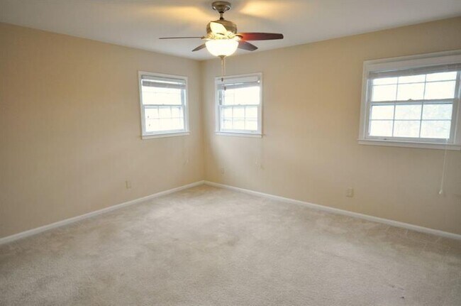 Building Photo - 4060 Summit Dr