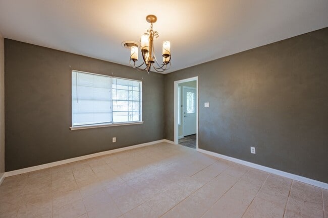 Building Photo - 3 bed 2 bath Near school/park