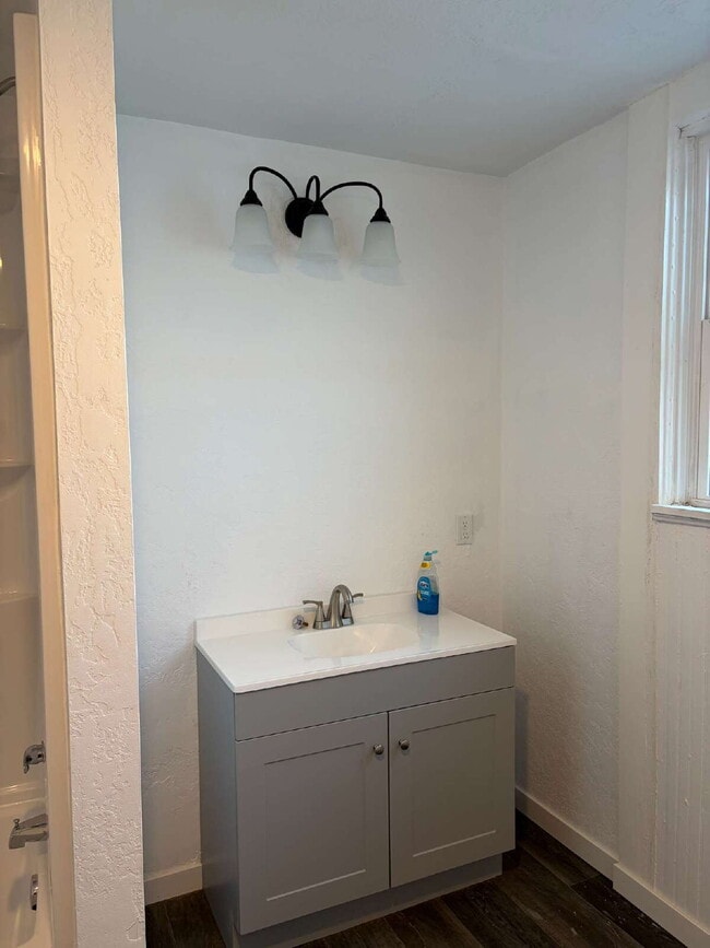 Building Photo - Completely Remodeled 3-Bedroom Home – Move-In Ready in Great Sidney Neighborhood