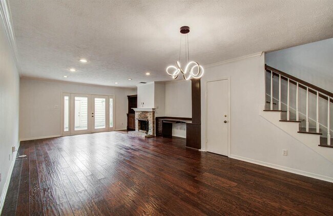 Building Photo - 926 Memorial Village Dr