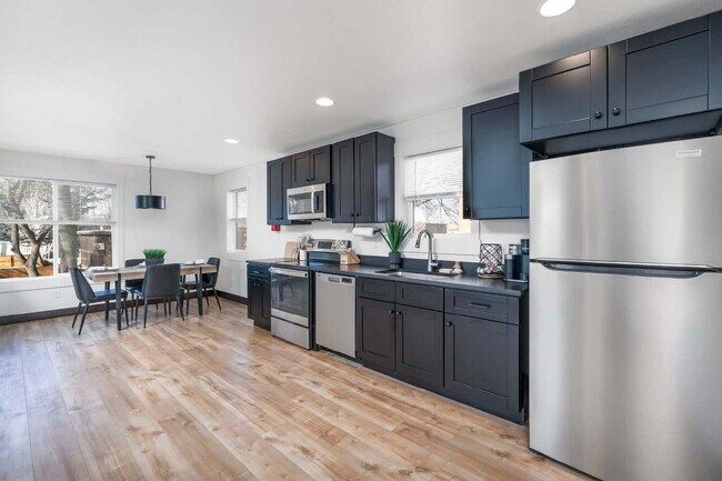 Building Photo - Downtown furnished rental w/ all utilities included (avail. Oct. thru May only)