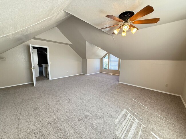 Building Photo - Huge 4 Bedroom in West Tulsa