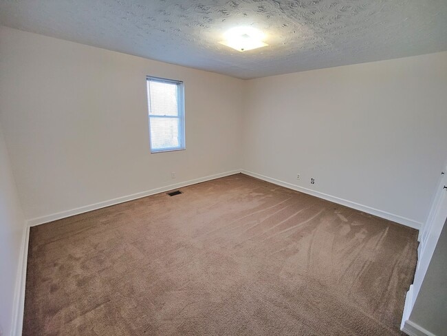 Building Photo - *Clean & Spacious 1BR/1BA Apartment Available in Mt. Washington*