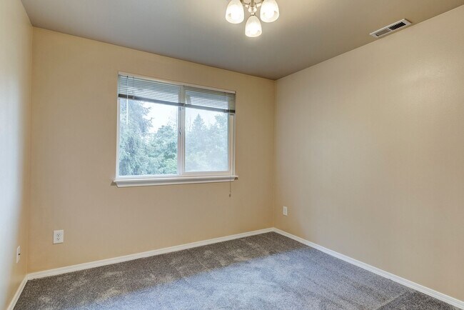 Building Photo - Charming Admirals Cove Home with Bonus Roo...
