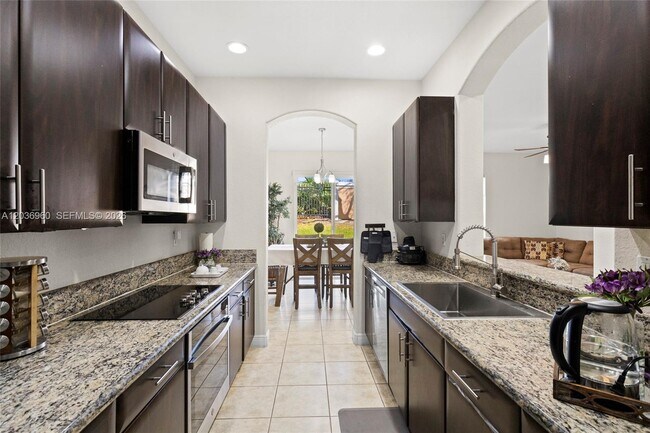 Building Photo - 6959 Julia Gardens Dr