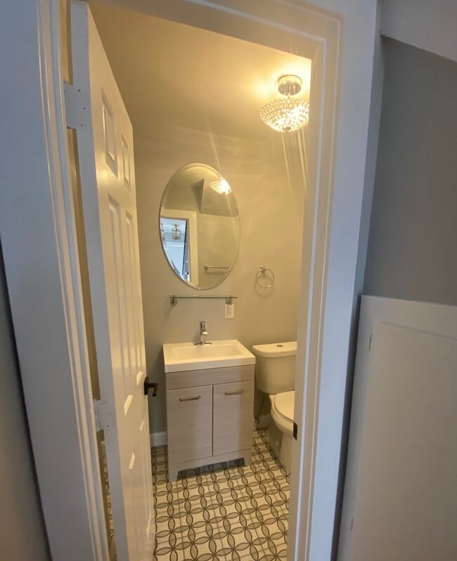 Building Photo - 404 St James St