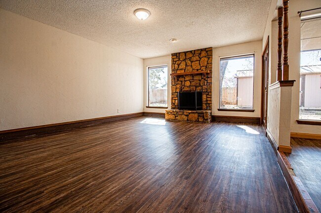 Building Photo - 3 Bed 1.5 Bath in Carl Albert School District