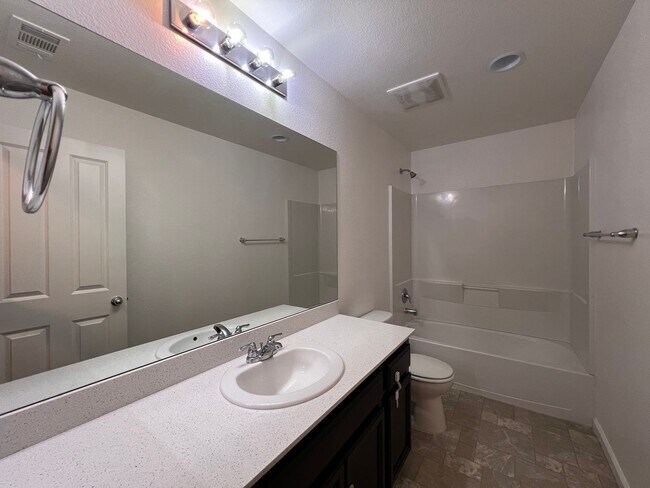 Building Photo - Luxurious 4 bedroom 3 bath family home in ...