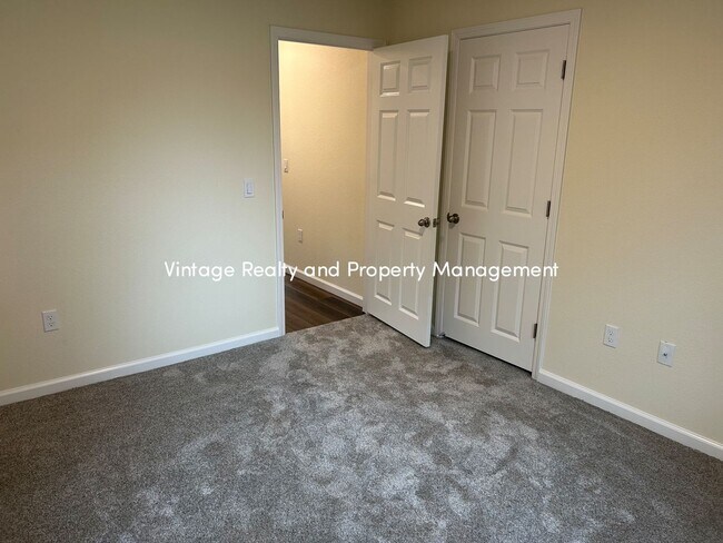 Building Photo - Just Like New Cozy 2 Bedroom Home That Is Ready to Go!!!