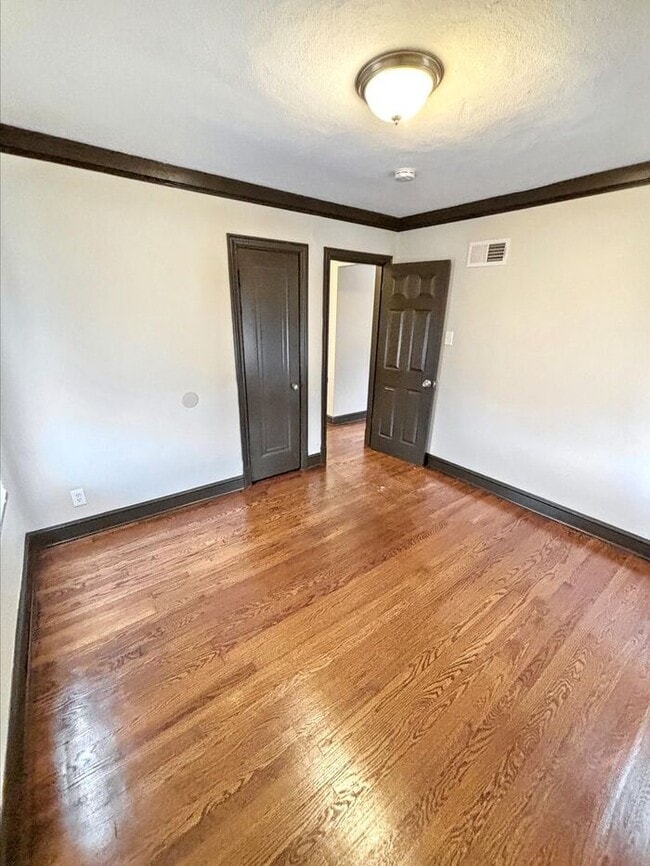 Building Photo - Charming 2-Bedroom Home with Garage and Co...