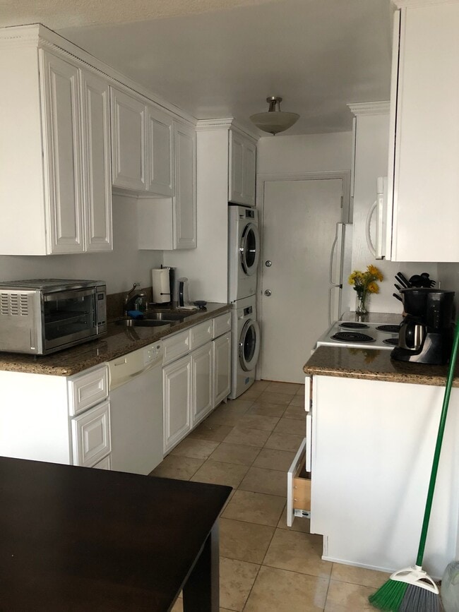 Full Kitchen with Washer Dryer - 960 Larrabee St