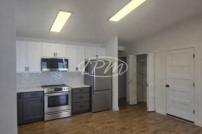 Building Photo - 950 E Lunceford Ln