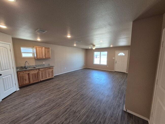 Building Photo - Spacious 3 bedroom home