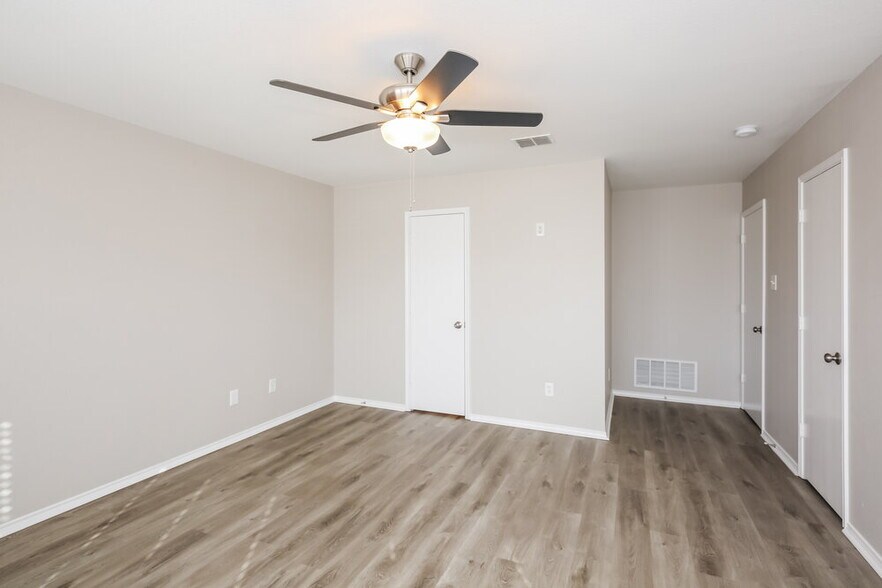 Building Photo - 2217 Midbury Dr